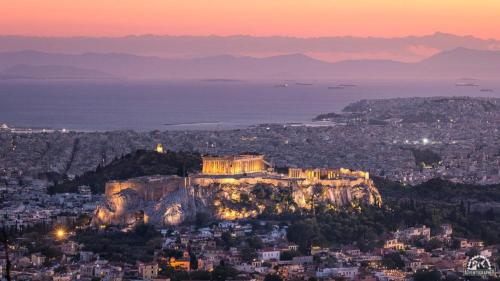 einen Blick auf die Akropolis von Athenen in der Nacht in der Unterkunft Thissio Hideaway Suite in Athen