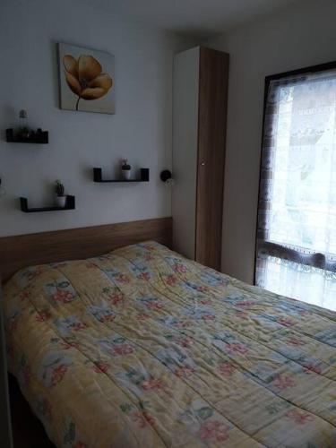 une chambre avec un lit avec une couette dessus dans l'établissement Appartement au centre de Barèges, à Barèges