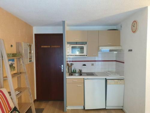 une cuisine avec un évier et un plan de travail dans l'établissement Appartement au centre de Barèges, à Barèges