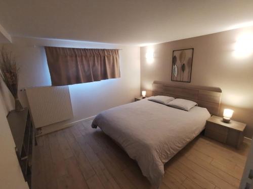 - une chambre avec un lit, une fenêtre et 2 lampes dans l'établissement Appartement Cosy 2-4 personnes avec terrasse, à Marlens