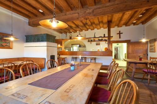 a large dining room with a wooden table and chairs at Gasthof Hotel Schiffsmeisterhaus in Ardagger Markt