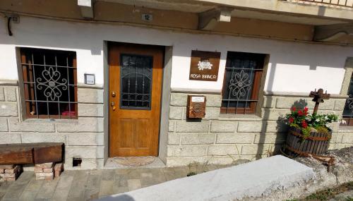 The building in which a vendégházakat is located
