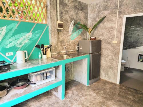 Η κουζίνα ή μικρή κουζίνα στο Feel home 1BR private house