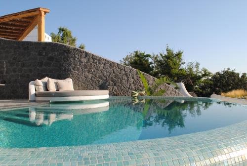 Piscina di Secret Path Luxury Villas o nelle vicinanze
