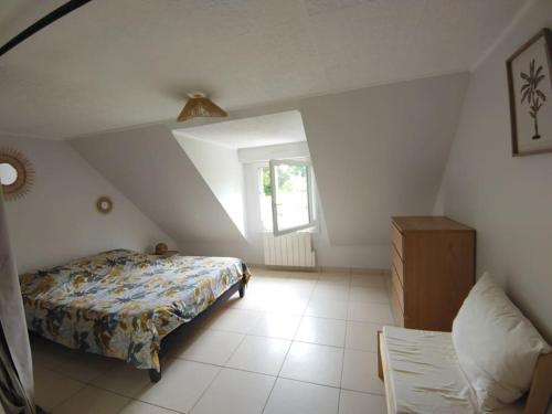 une chambre avec un lit et une fenêtre dans l'établissement M-Houssa, à Saint-Laurent