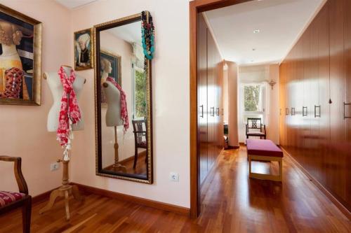 a hallway with a mirror and a dressing room at Villa Fenix in Gandía
