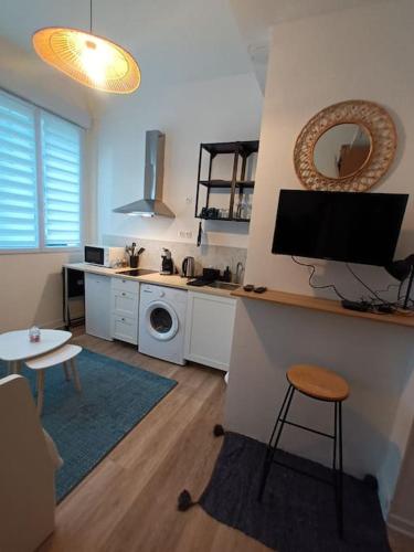 Il comprend un salon avec une cuisine équipée d'un lave-linge. dans l'établissement Le studio des Halles, au Havre