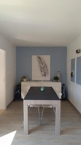 une table dans un salon avec une table sidx sidx sidx dans l'établissement Les Mandrines, à Saint-Xandre