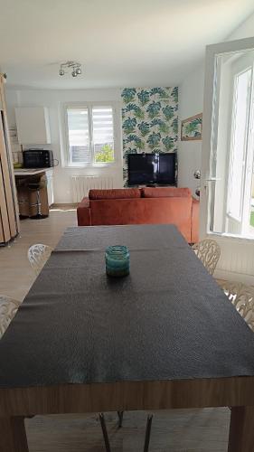 un salon avec une table et un canapé dans l'établissement Les Mandrines, à Saint-Xandre