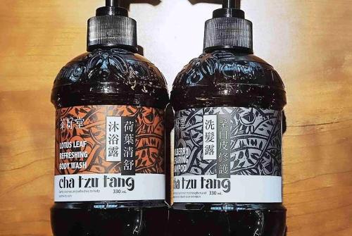 two bottles of alcohol sitting next to each other at 安蘭居旅店 An Lan Jie Hotel in Chiayi City