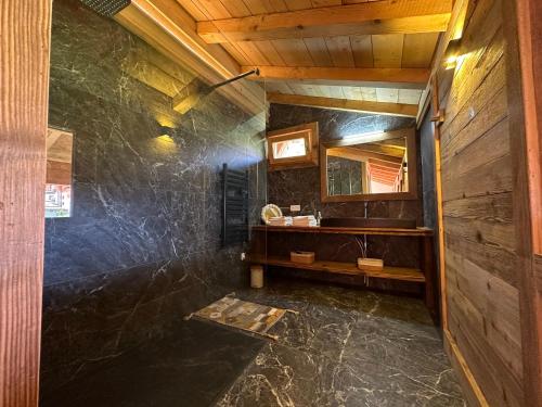 Koupelna v ubytování Chalet vue Mont Blanc avec jacuzzi extérieur