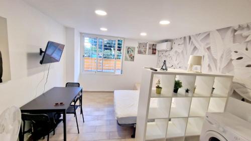 ein Wohnzimmer mit Tisch und ein Esszimmer in der Unterkunft Apartamentos COSTA DEL SOL in Benalmádena