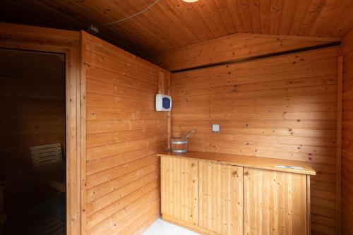 ein leerer Holzraum mit einer Holzwand in der Unterkunft Ferienhaus in den Bergen in Greith