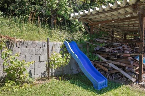 Ein Garten an der Unterkunft Ferienhaus in den Bergen