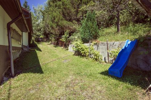 Ein Garten an der Unterkunft Ferienhaus in den Bergen