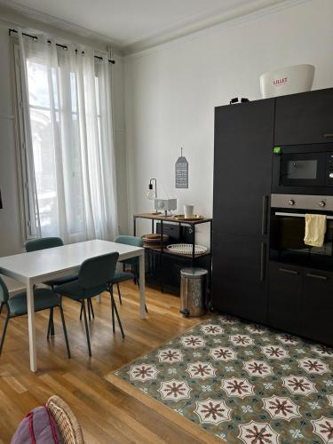 un salon avec une table et une salle à manger dans l'établissement Martroi - Cœur de Ville - 3 pièces 80 m2 TV - Internet haut débit - loisirs et affaires, à Orléans