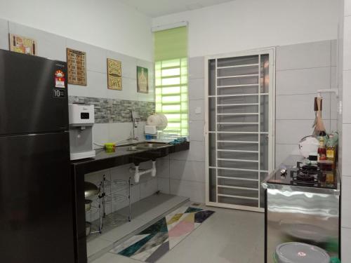 Η κουζίνα ή μικρή κουζίνα στο DQ Guest House With Private Pool Kota Seribong Near Wakaf Che Yeh - M u s l i m F r i e n d l y