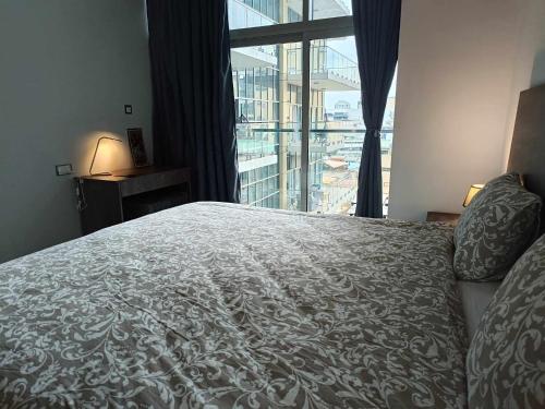 a bedroom with a bed and a large window at Skynest Residences by Lisa's Paradise A in Nairobi