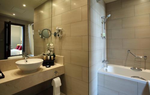  Ramada Downtown Abu Dhabi -  Room  picture :   Tea/Coffee maker    Minibar    Shower                           