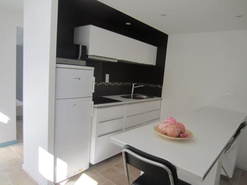 Η κουζίνα ή μικρή κουζίνα στο Jolie T2 rénové avec jardin clos et parking privé