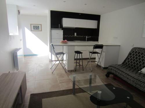 Η κουζίνα ή μικρή κουζίνα στο Jolie T2 rénové avec jardin clos et parking privé