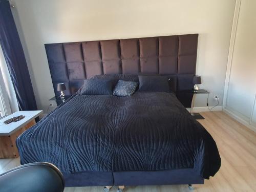 Ένα ή περισσότερα κρεβάτια σε δωμάτιο στο Black&White Apartament Skarbowa 2 Parking