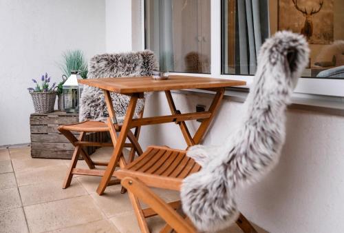 mesa y sillas en una habitación con espejo en The Lodge Braunlage, en Braunlage