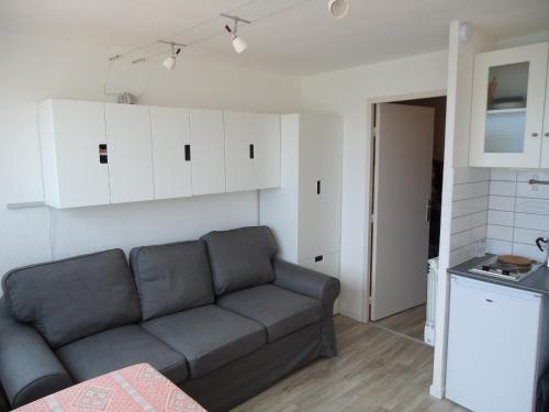 un salon avec un canapé et une cuisine dans l'établissement Studio ILE DU FRIOUL, à Marseille