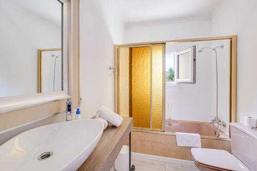 Un baño con una gran bañera blanca y un lavabo. en G-Fast fertig gestelltes Inserat- Moderne grosse Villa, 5 Min fussläufig zum Strand,Pool,Klima, en Calas de Mallorca