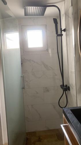 une salle de bain avec douche et fenêtre dans l'établissement Logement, à Calais