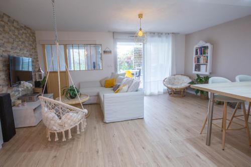 A television and/or entertainment centre at Le Coccon Entre Basso Cambo et Lardenne