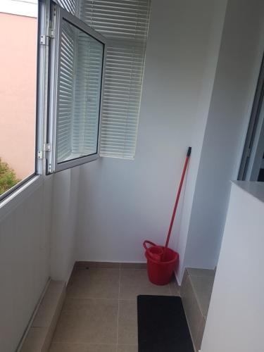 a room with a red pot and a window at Margo Apartament cu 2 camere in Târgu Jiu