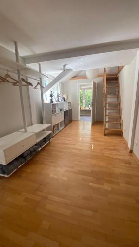 a room with two beds and a wooden floor at Klimaanlage, 5 Sterne Villa Bahnhoftraum, plus NEU zubuchbares Event, 333 qm, 1200qm Garten, virtueller Rundgang, Dachterrasse, Whirlpoolbadewanne in Braunfels