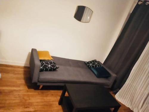 En eller flere senge i et værelse på Bel appartement proche de Paris - 15 minutes