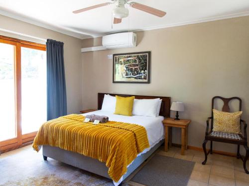ein Schlafzimmer mit einem Bett, auf dem ein Teddybär liegt in der Unterkunft Piketberg Guesthouse in Piketberg