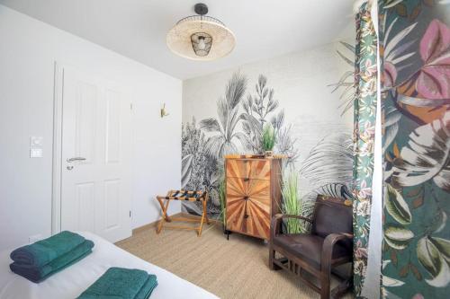 - une chambre avec un lit et un mur de plantes dans l'établissement Campôse, authentique maison vintage avec spa, 10p, à Gérardmer