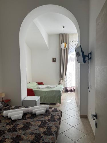 Habitación con 2 camas y TV. en B&B Lecce26, en San Pietro Vernotico