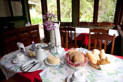 a table with a table cloth with sandwiches and bread at Refúgio Ecológico Amadamata in Nova Friburgo
