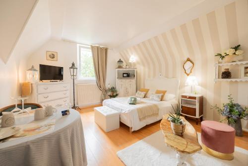 sypialnia z łóżkiem, kanapą i telewizorem w obiekcie VILLA NOTRE DAME face au Château fort w mieście Sedan