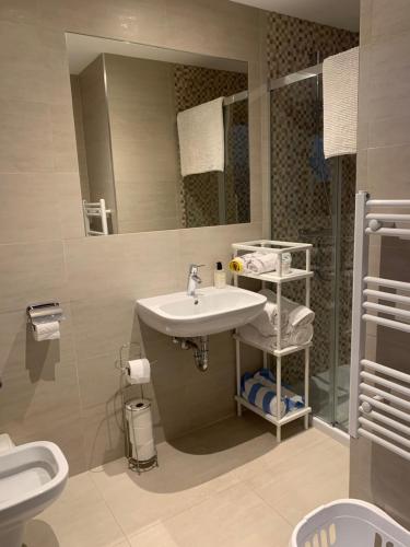 חדר רחצה ב-Spacious Studio Flat