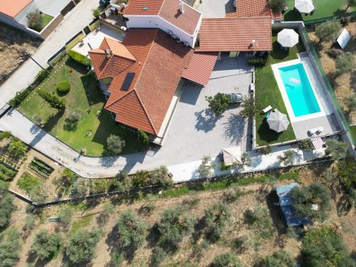 an overhead view of a house with a swimming pool at Alojamento Poço do Barro in Lodões