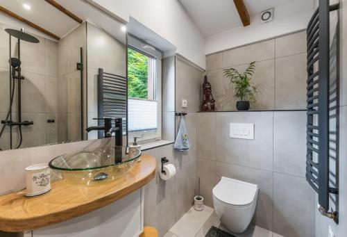 Ένα μπάνιο στο Apartament pod bukowym lasem