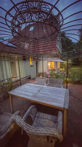 a picnic table and chairs under an umbrella at Klimaanlage, 5 Sterne Villa Bahnhoftraum, plus NEU zubuchbares Event, 333 qm, 1200qm Garten, virtueller Rundgang, Dachterrasse, Whirlpoolbadewanne in Braunfels