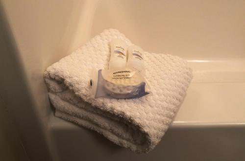 een paar handdoeken bovenop een bad bij Affordable Suites of America Portage in Portage