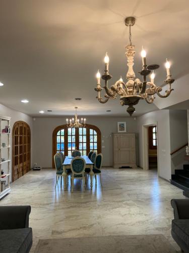 Area soggiorno di LUXURY VILLA Vittorianna Etna- Taormina & Seaview with Pool