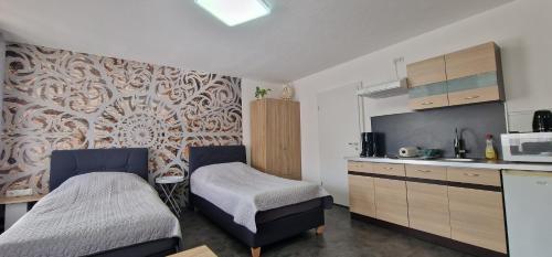 a small room with two beds and a kitchen at Fewo Peter Erholungsort Bärenstein in Bärenstein