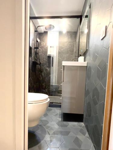 Modern Apt near Montmartre 2 mins from metro Château Rouge