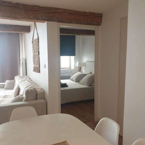 une chambre avec un lit et un salon dans l'établissement Gîtes Les 3 Tours, à Carcassonne