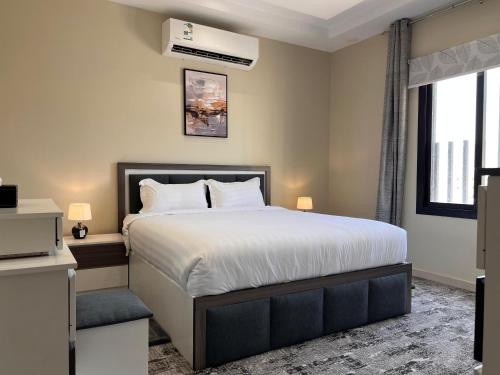 メディナにあるطيبة للشقق الفاخرةTaiba Luxury Apartments of 3 Bedrooms 5 minutes to Haramの大きなベッドと窓のある寝室