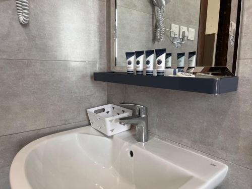 メディナにあるطيبة للشقق الفاخرةTaiba Luxury Apartments of 3 Bedrooms 5 minutes to Haramの蛇口と鏡が付いたバスルームのシンク